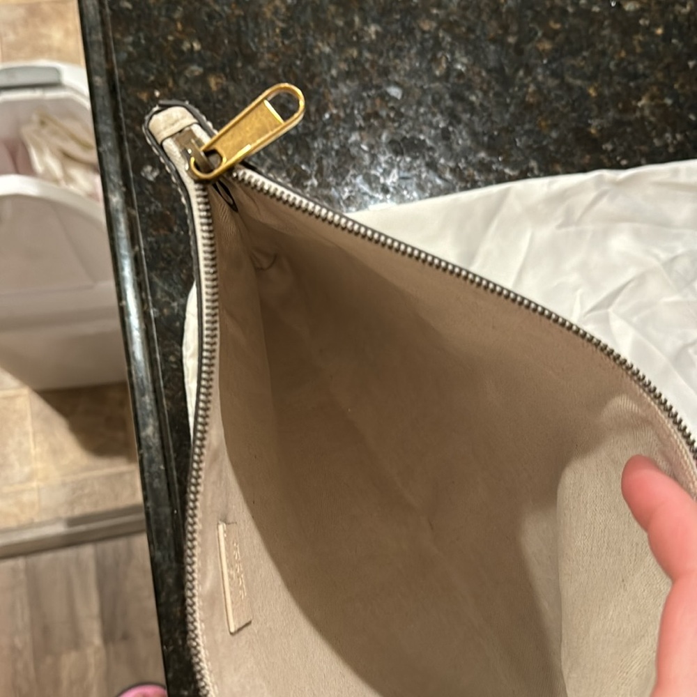 Gucci off-white clutch wristlet - Picture 3 of 9